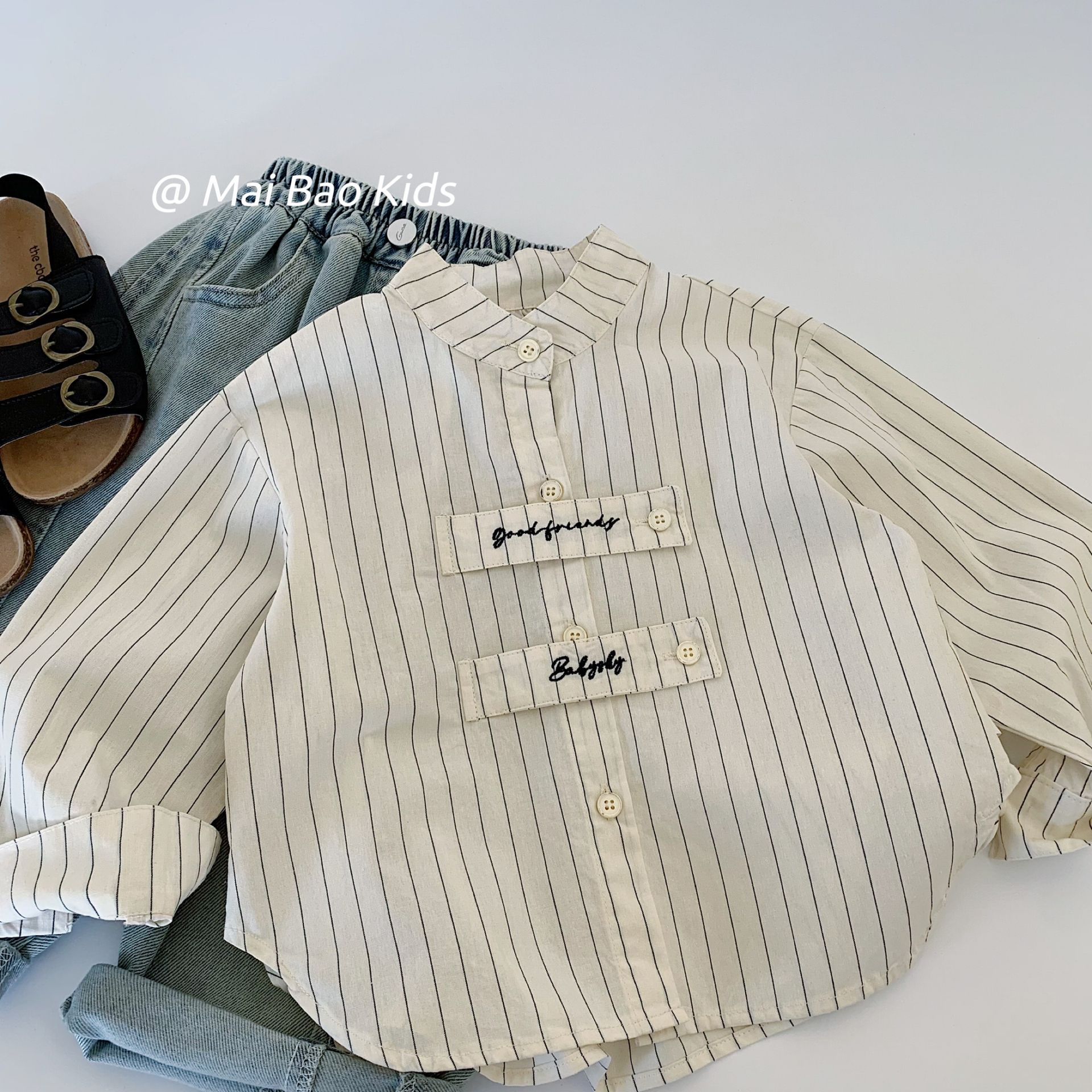 Camisas infantiles de Mai Bao 2025 otoño para niños Camisas casuales bordadas a rayas para niños de media edad, camisas coreanas de moda