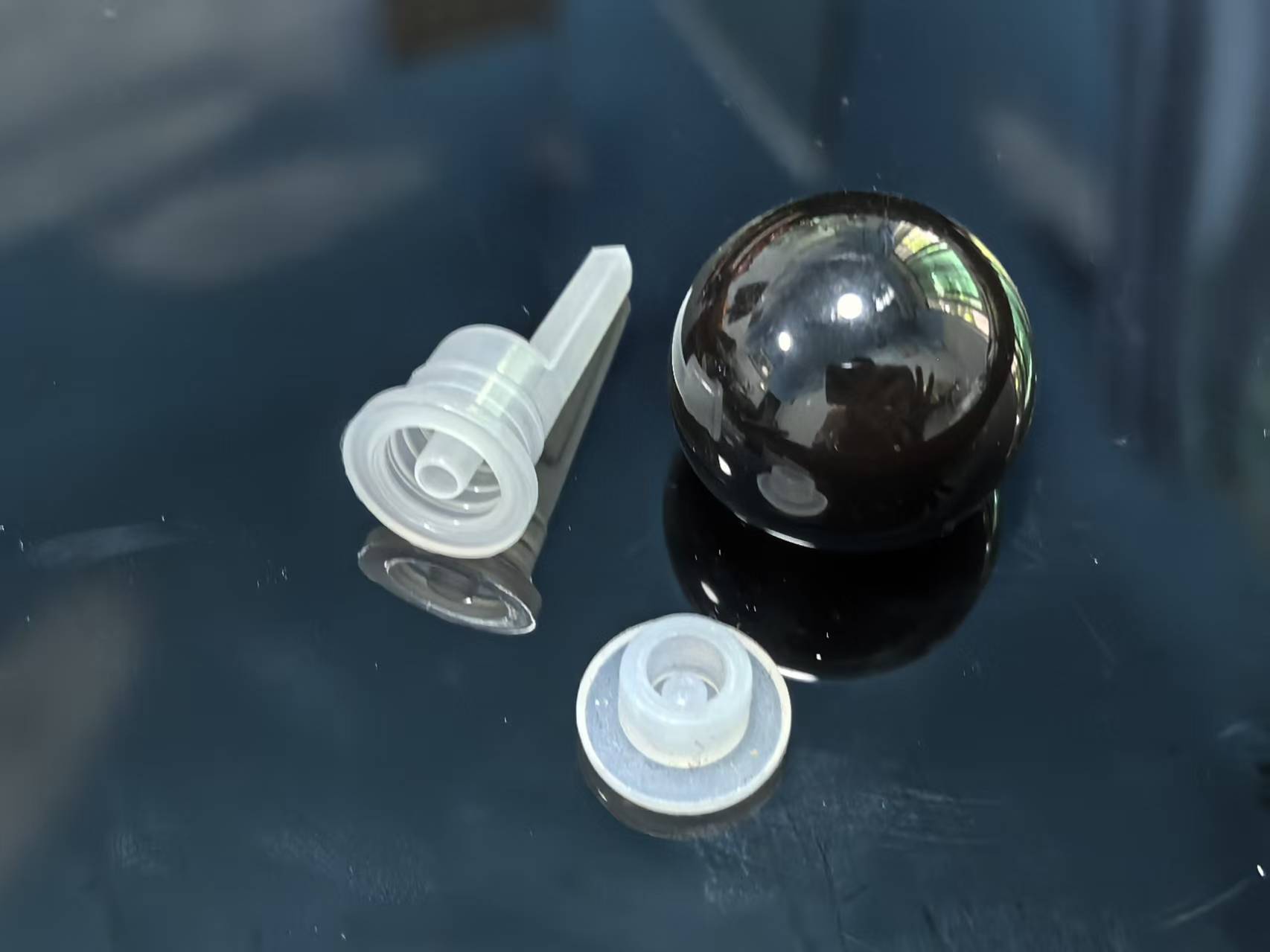 투명; 구형 캡 + 내부 마개 + 실리콘 내부 패드 (병 미포함); 스프레이 컬러 인쇄 가능