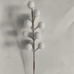 クリスマスの装飾品は雪を掛けて財果のクリスマスツリーの花輪の部品を出します。