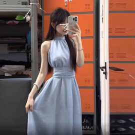 无袖挂脖连衣裙子女春季2026新款海边度假设计感气质法式收腰长裙