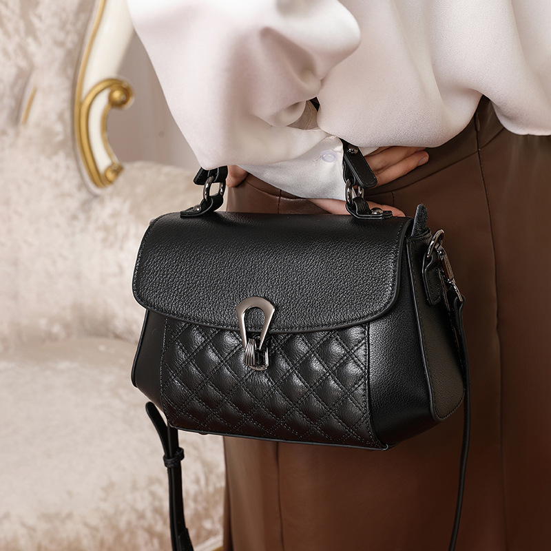 Luxurious and High-End Small Square Bag, 2026 New Hot-Selling Women's Bag, Fashionable and Versatile, Small Chanel-Style Shoulder and Crossbody Bag