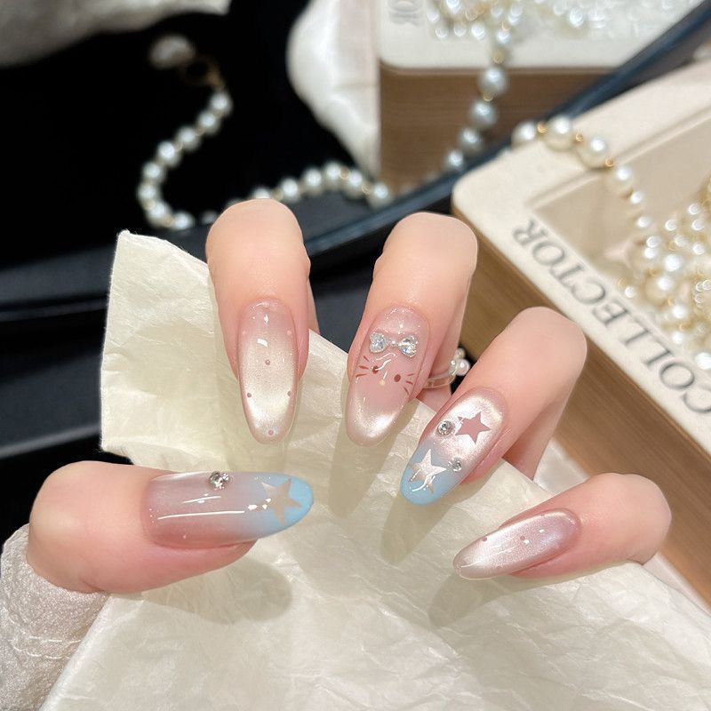 Uñas postizas francesas con diseño floral dorado, estilo ojo de gato, cortas y desmontables, producto de alta gama para arte de uñas 2026.