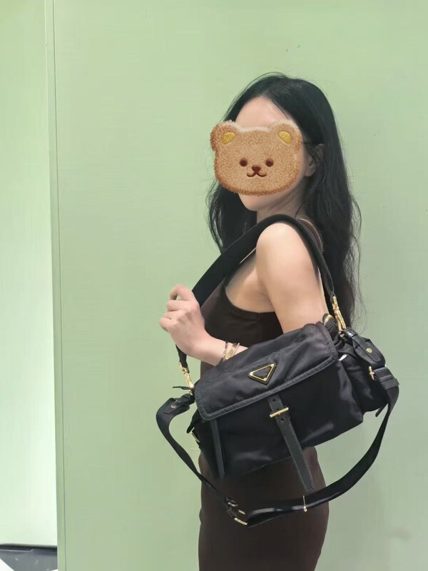 新款尼龙配牛皮单肩斜挎包邮差包高级腋下包托特包通勤包男女同款|undefined
