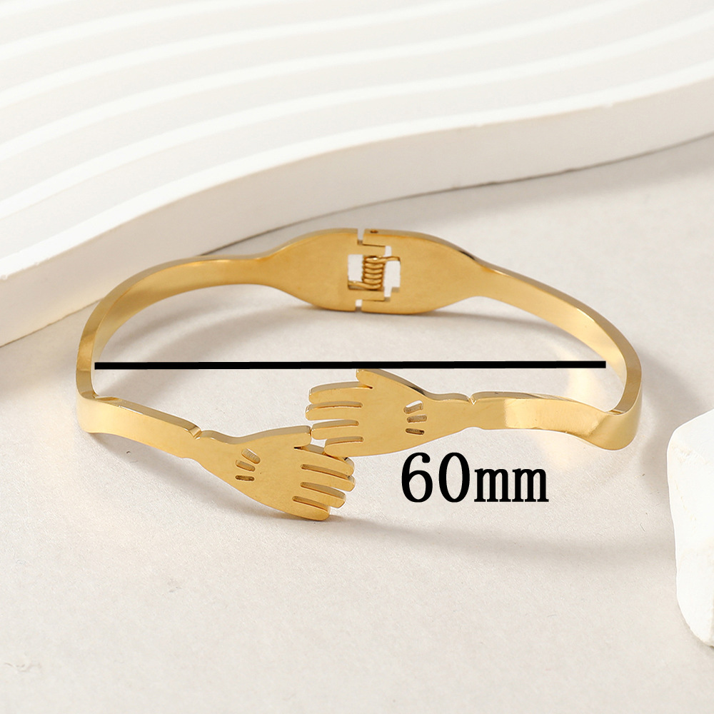 Nueva joyería de acero inoxidable de lujo diseño mano abrazo titanio acero primavera hebilla pulsera fabricante