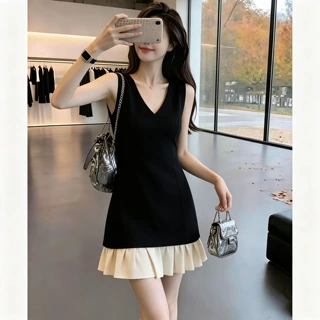 2026夏季新款简约黑色V领感无袖连衣裙显瘦连衣裙设计短裙女