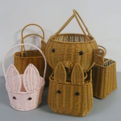 手作りの鉄の棚の小さい花のかごの果物はかごの卵のかごのイチゴのかごの田園の風のお土産の手提げのかごを摘みます。