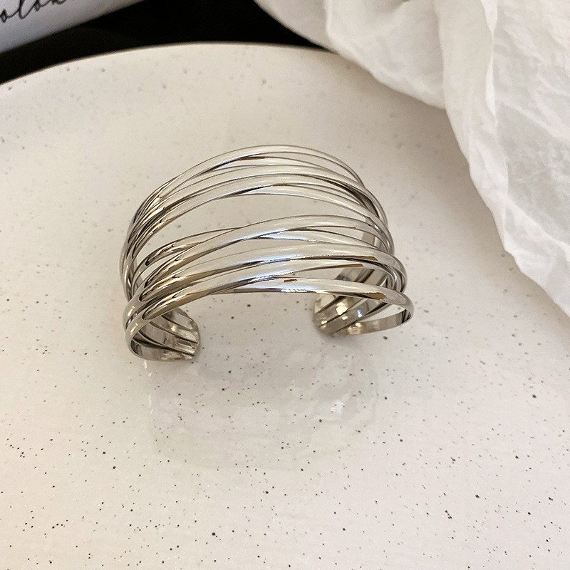 新商品の重工欧米の金属風のブレスレットは精巧で豪華な気質の手環の広い辺の個性の高級感の手飾りの卸売りです。|undefined