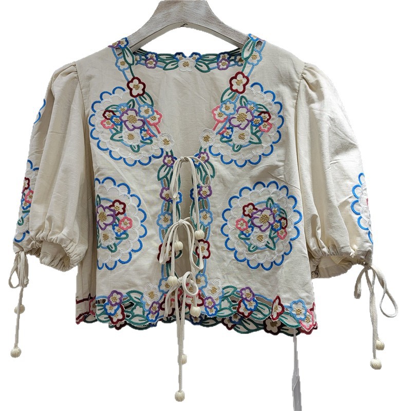 Francés nicho 2025 primavera y verano juguetón color bordado floral hueco con cuello en V top camisa corta
