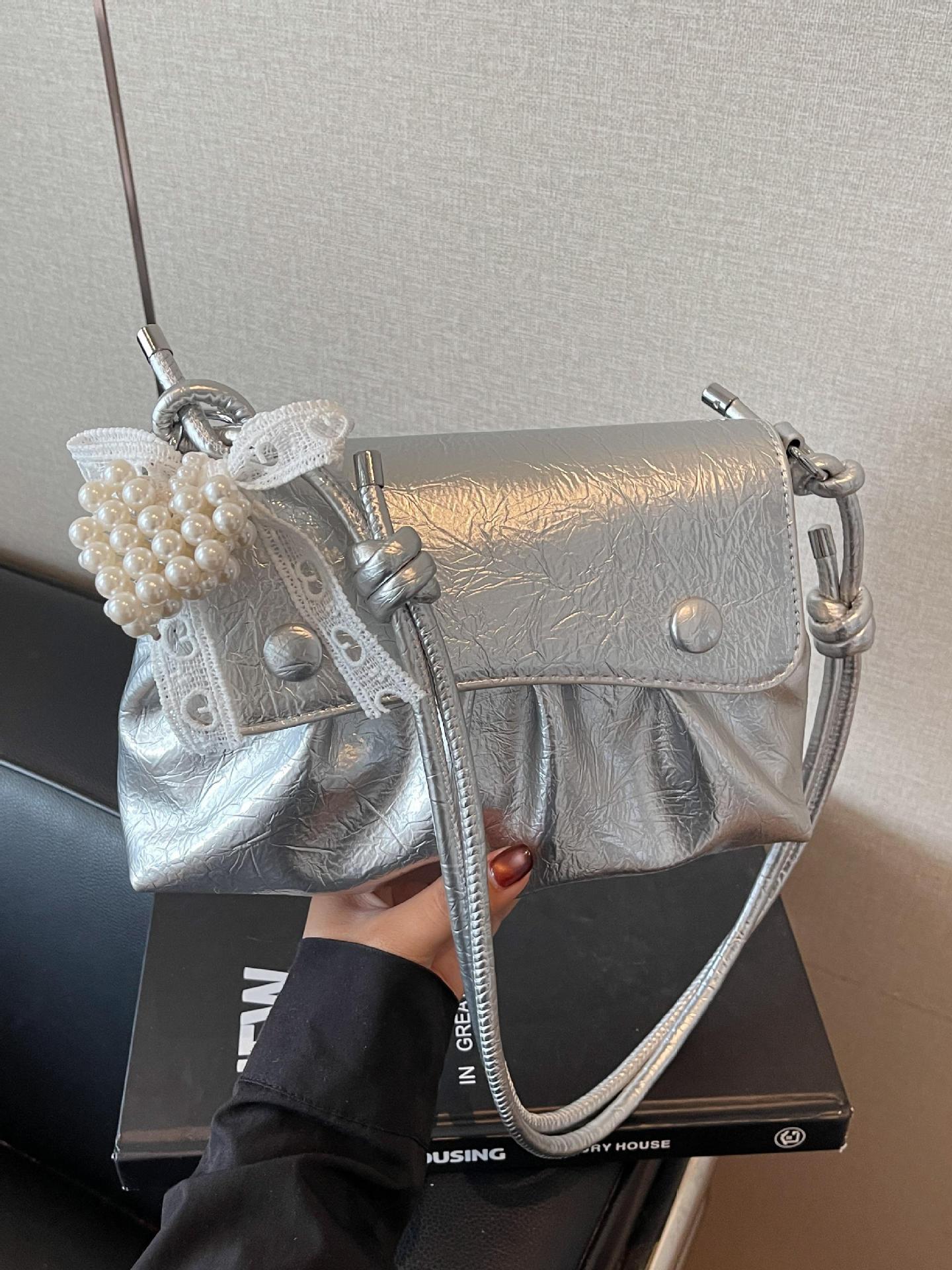 Bolso cuadrado pequeño estilo pop plisado popular de verano para mujer 2025 nuevo bolso de hombro de estilo occidental de todo fósforo bolso de axila de moda de nicho