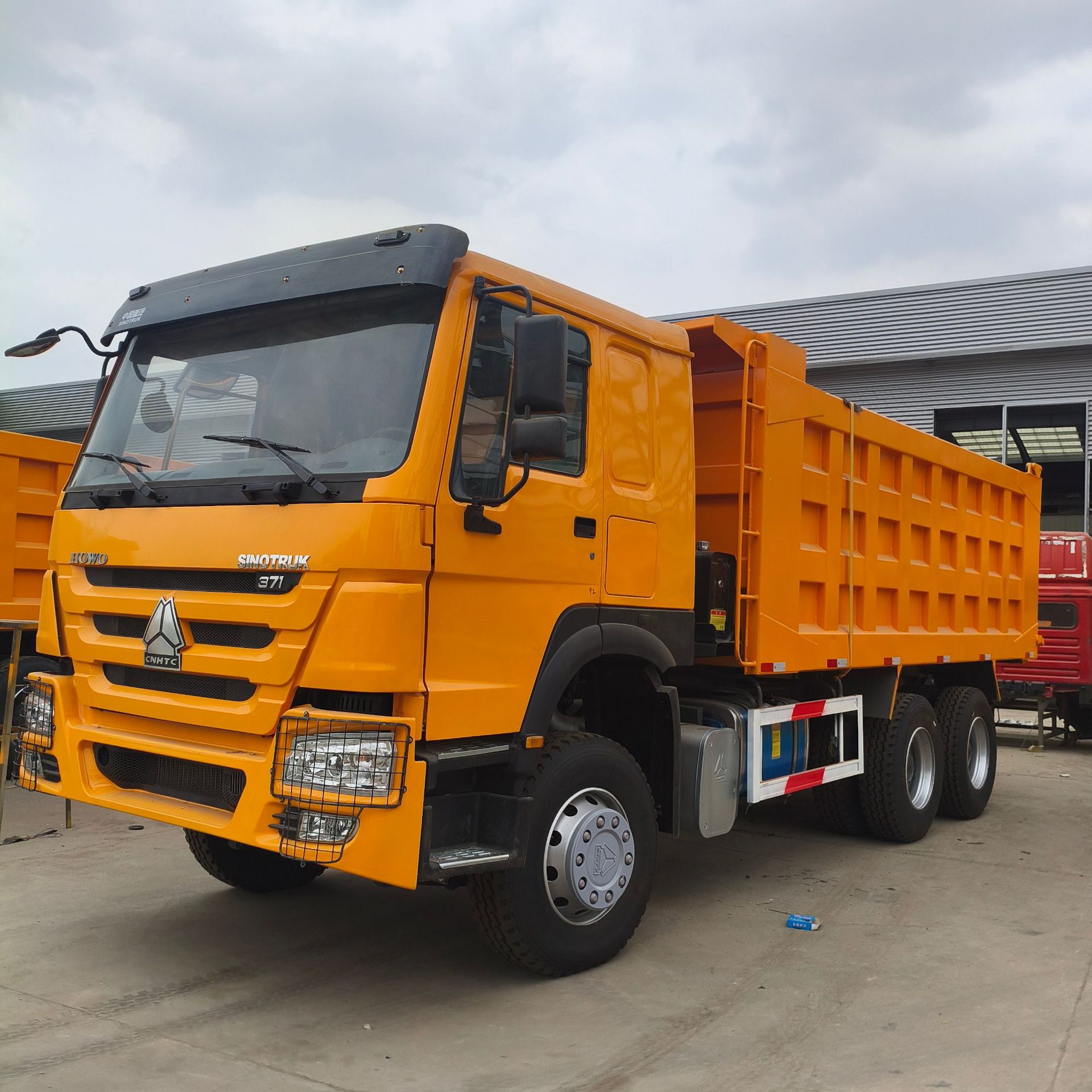 Exporting Howo 350-Horsepower Cement Tanker, Large 12-Cubic-Meter and 14-Cubic-Meter Cement Tanker