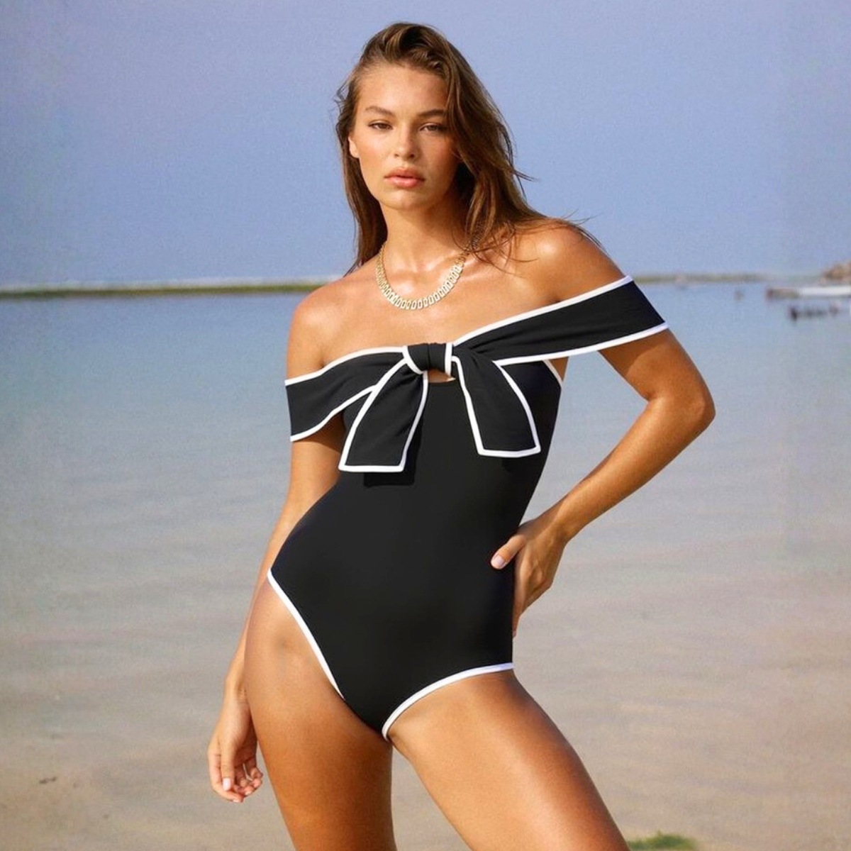 Maiô feminino cavado com nó borboleta – Nylon com proteção UPF 50+, bojo removível, controle abdominal e alças ajustáveis._voghion.com