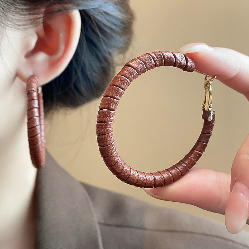 Pendientes de perlas asimétricas con cuernos de diamantes súper parpadeantes de plata Pendientes de nicho de viento frío femenino Pendientes de lujo ligero de alta calidad