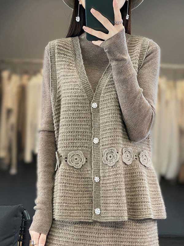 秋冬のウールのニットのスーツの女性はゆったりとしていて、やせています。|undefined