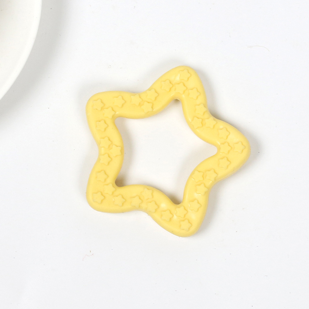 Estrella de cinco puntas amarilla de 7.5cm y 30g, incluye bolsa OPP.