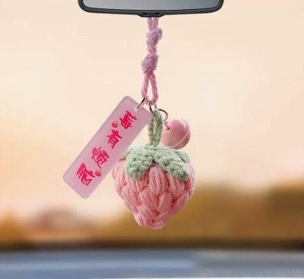 ひまわりの自動車のストラップの手作りの毛糸のかぎ針編みの車は平安の喜びの車内を掛けてかわいい創意の女神の金を飾ります。|undefined