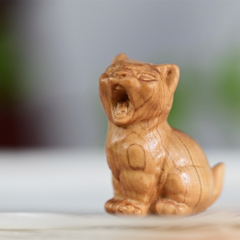 崖柏の木彫りは工芸品を飾っています。|undefined
