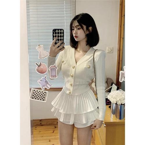 Chic V-neck Slim-fit Long-sleeve Knit Sweater with Pleated Cake-style Mini Skirt | Women's Autumn Ballet-inspired Two-piece Set