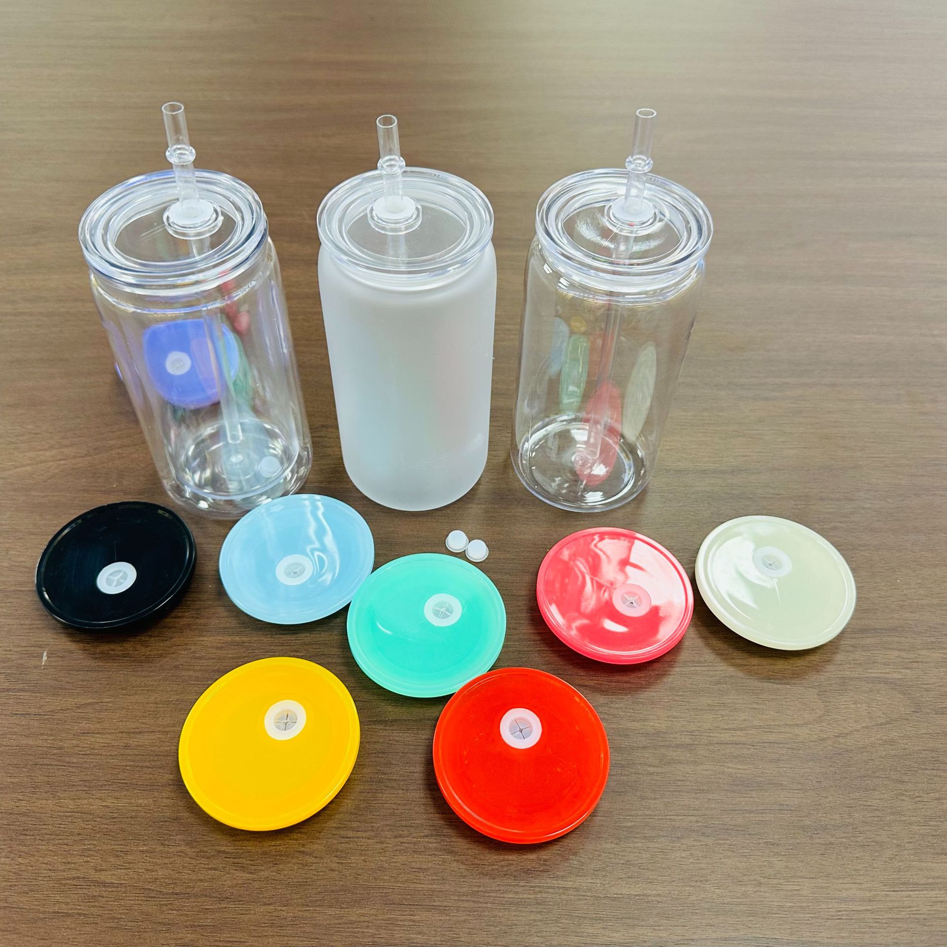 外贸新款16oz塑料梅森杯配彩色盖坚固耐摔塑料杯简约随行水杯批发