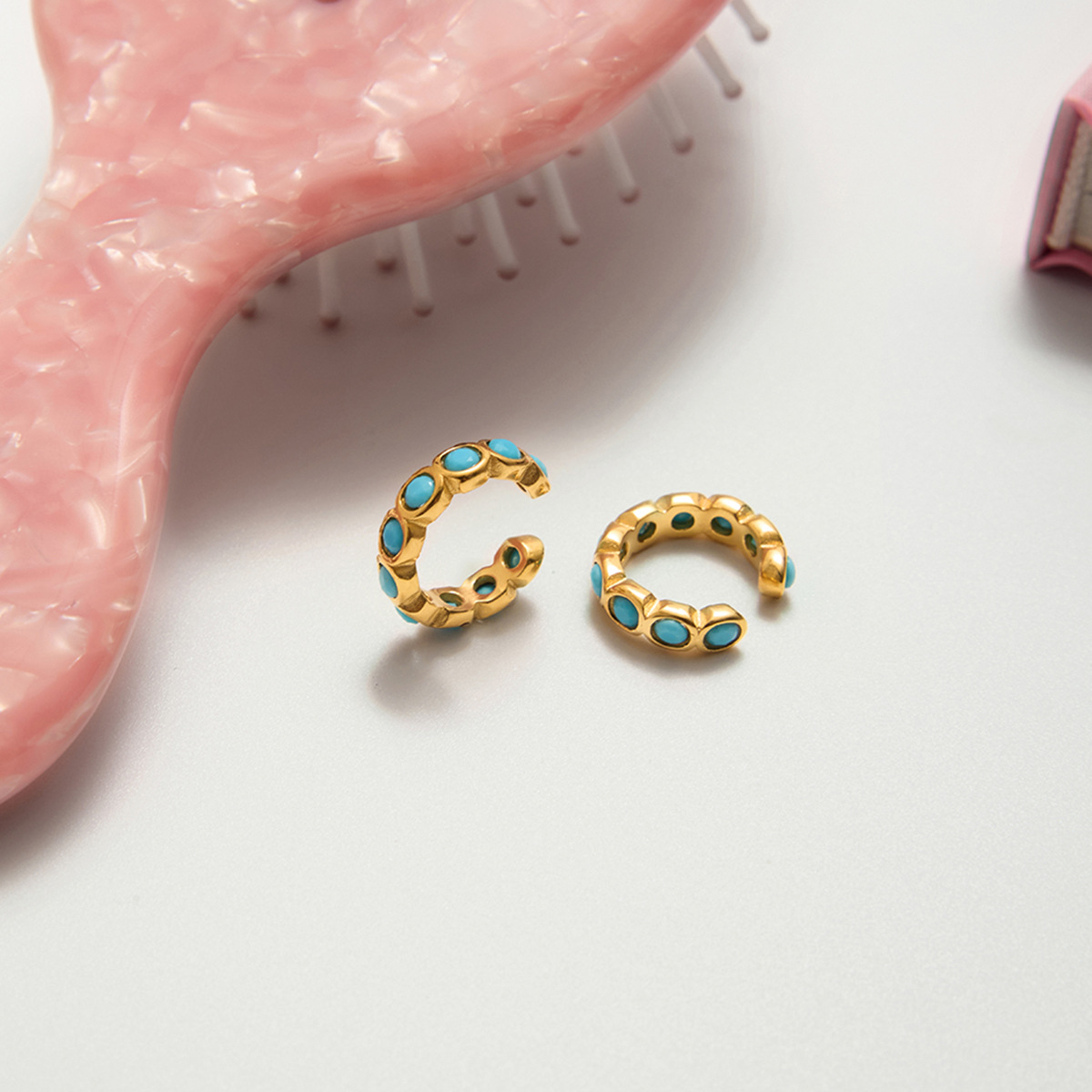 Wanxing Europa y los Estados Unidos Blue Pine Ear Clips Mujeres Retro No Ear Hole Diseño Earplants de acero de titanio de oro 18K