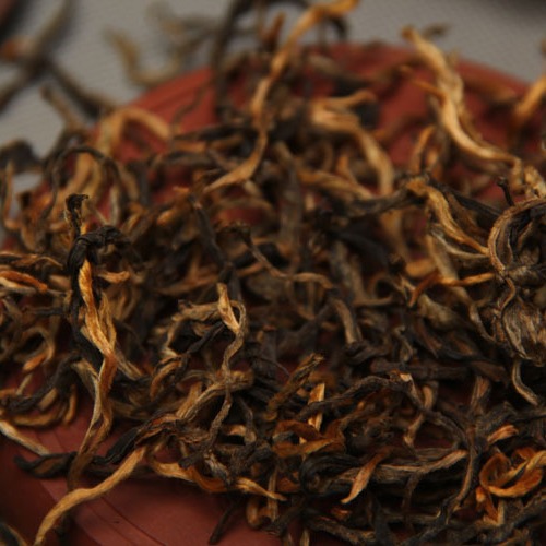 Wholesale Yunnan Tea Big Tree Tea Fengqing Dian Hong Cha Fengqing Hong Cha One Bud One Leaf Tea Leaf Curved Strips