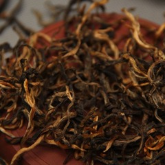 Wholesale Yunnan Tea Big Tree Tea Fengqing Dian Hong Cha Fengqing Hong Cha One Bud One Leaf Tea Leaf Curved Strips