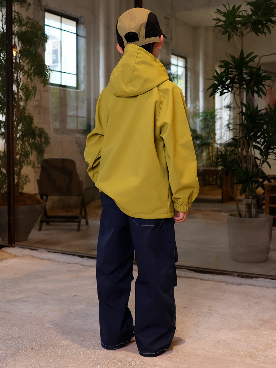 A principios de otoño, un nuevo tipo de chaqueta con capuchón para niños al aire libre, chaqueta de terciopelo antiviento integral.