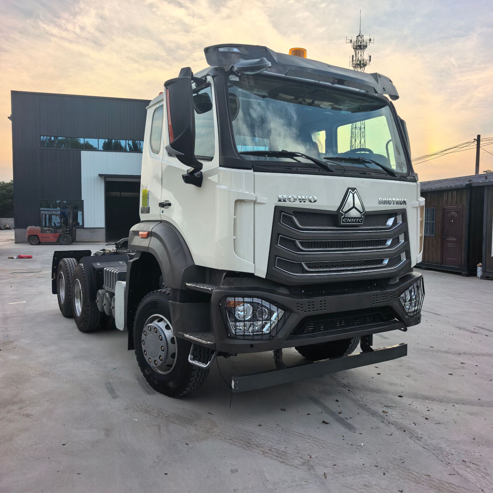 Cross-border HOWO 6x4 tractor head, rear-tipping dump truck, 10-wheel self-unloading engineering vehicle, high-horsepower towed oil tanker truck