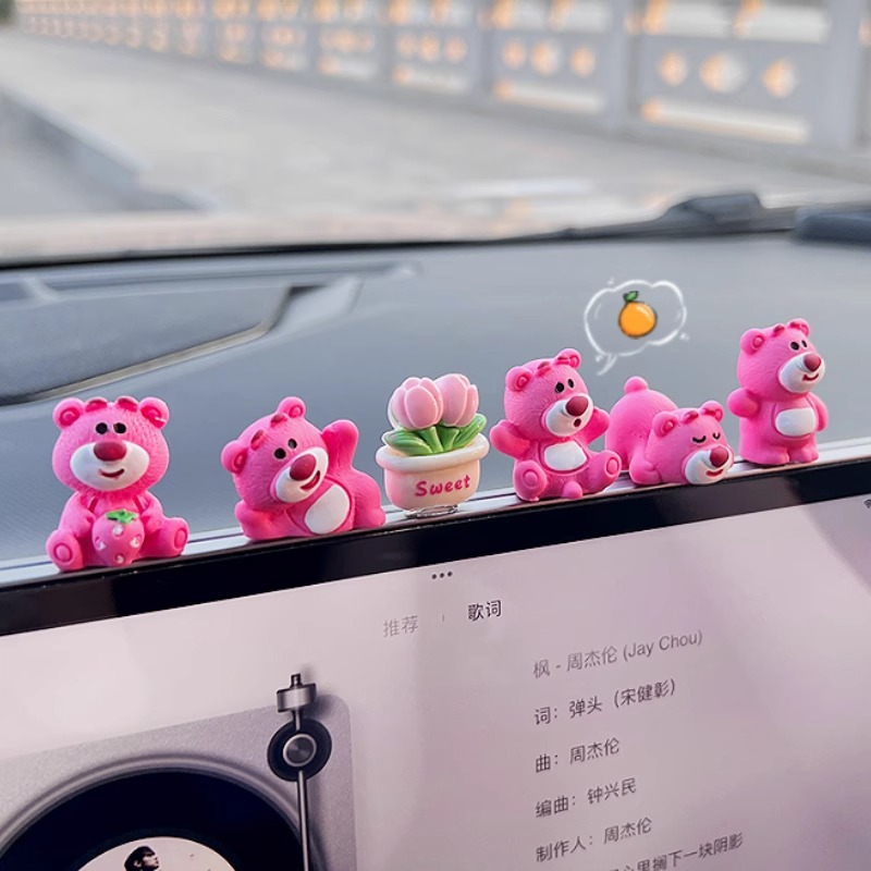 자동차 장식품 귀여운 딸기 곰 중앙 제어 화면 압축 작은 인형 자동차 액세서리 새로운 인터넷 빨간색 장식 장식품