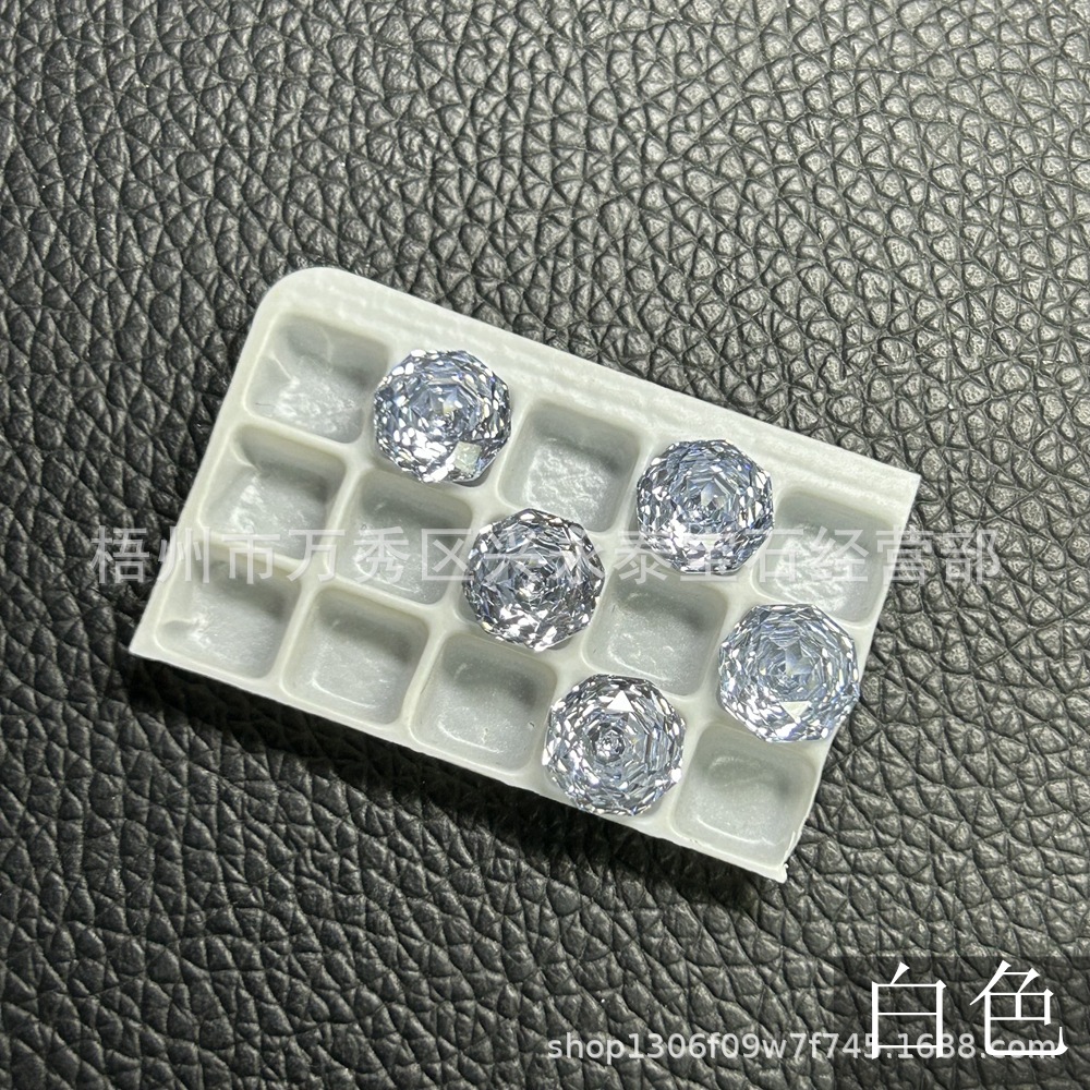 흰색으로 자른 팔면 밀레니엄 장미