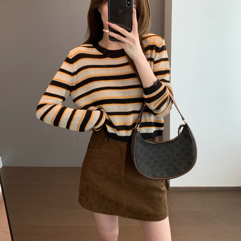 Designer's vintage-style mesh knit sweater with contrasting stripes and a round neckline, perfect for autumn. H090515