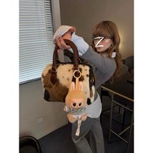 2025秋冬新款复古棕色毛绒绒撞色奶牛包小众设计手提斜跨波士顿包