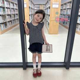 雪萌哒2026女童夏季新款 藏青白格纹学院风套装 儿童小飞袖两件套