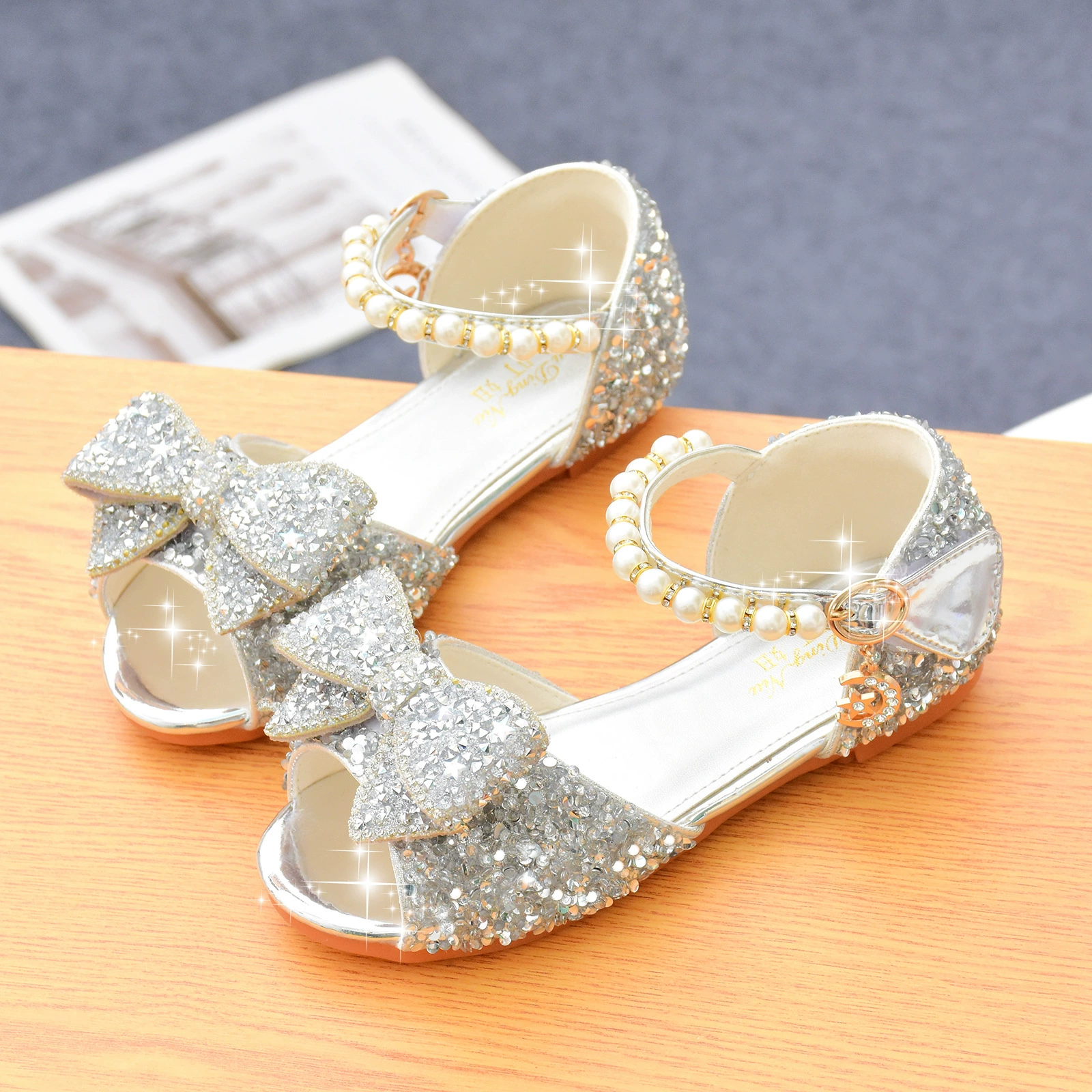 Сандалии для девочек, летние хрустальные туфли для маленьких девочек в стиле интернет-знаменитостей, детская обувь принцессы, новинка 2022 года, детские туфли с мягкой подошвой