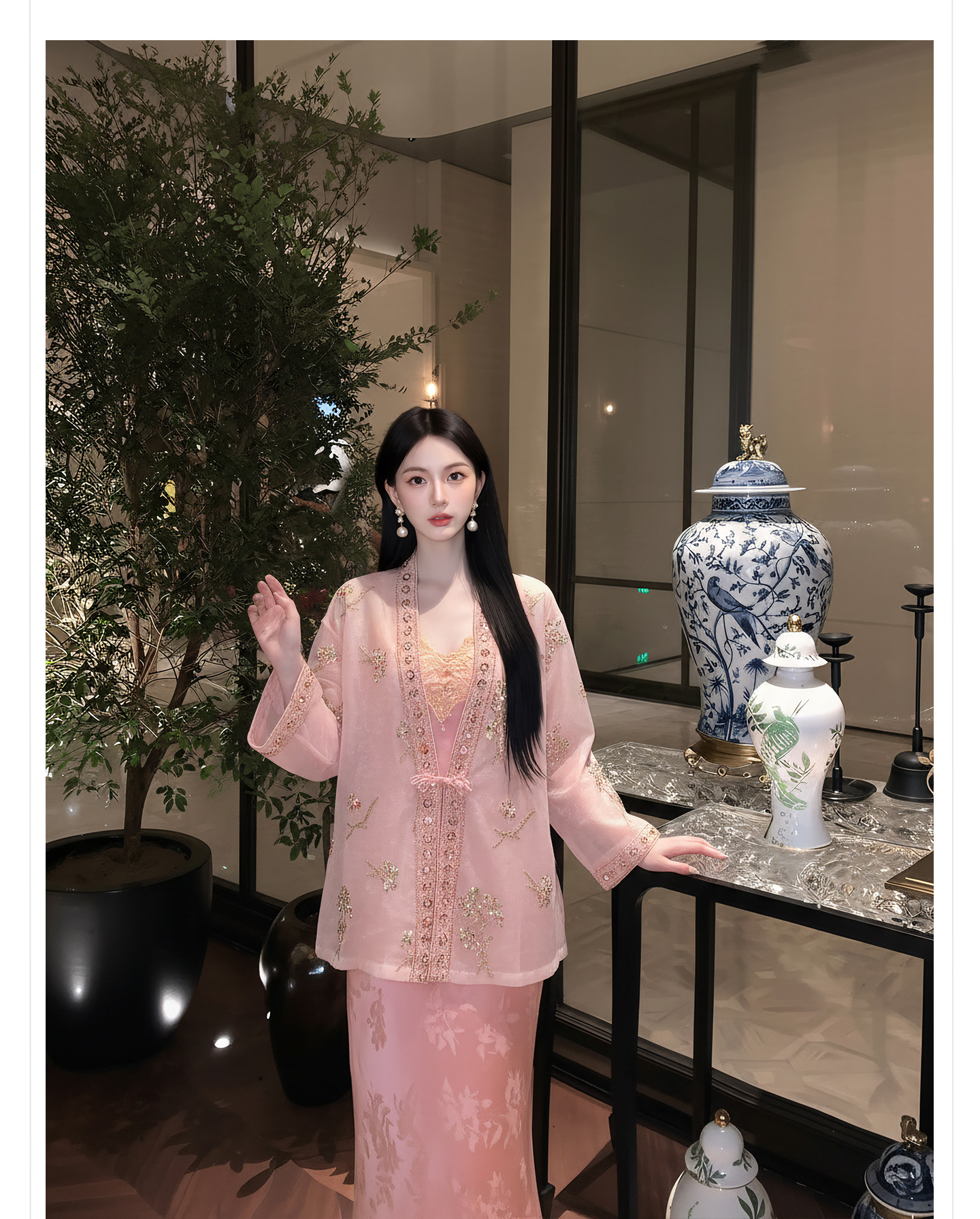 Bộ đầm dây kèm áo khoác thêu hoa phong cách Trung Hoa hiện đại — bộ đồ, đầm dây, Áo khoác màu hồng chi tiết 9