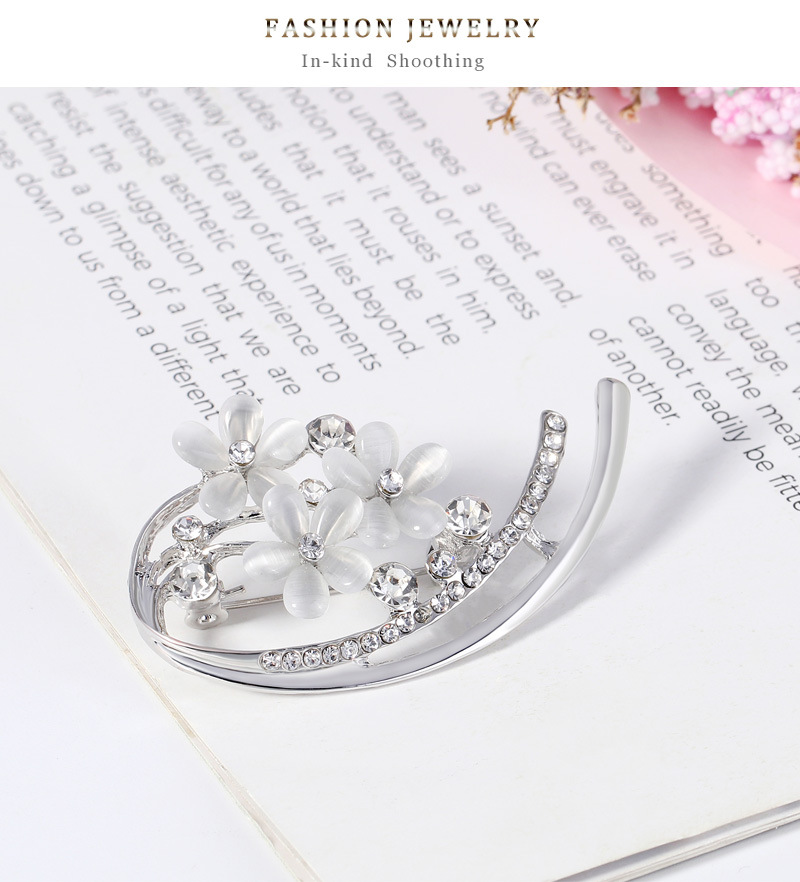 new simple flower diamond alloy broochpicture8