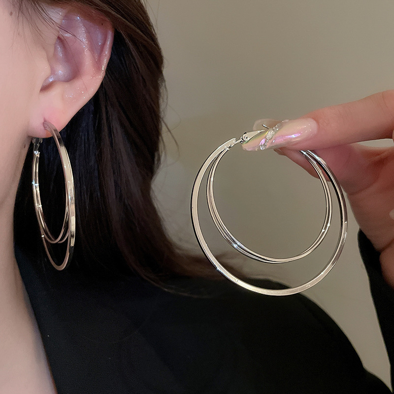 Pendientes ovalados simples de aguja de plata Pendientes de tendencia de personalidad transfronteriza europea y americana Pendientes de diseño de todo fósforo de nicho al por mayor