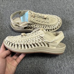 シュレコーエンと同じUNEEKカップルのファッションは、屋外のシンプルなトレースシューズの夏のサンダルを編んで男性に合わせています