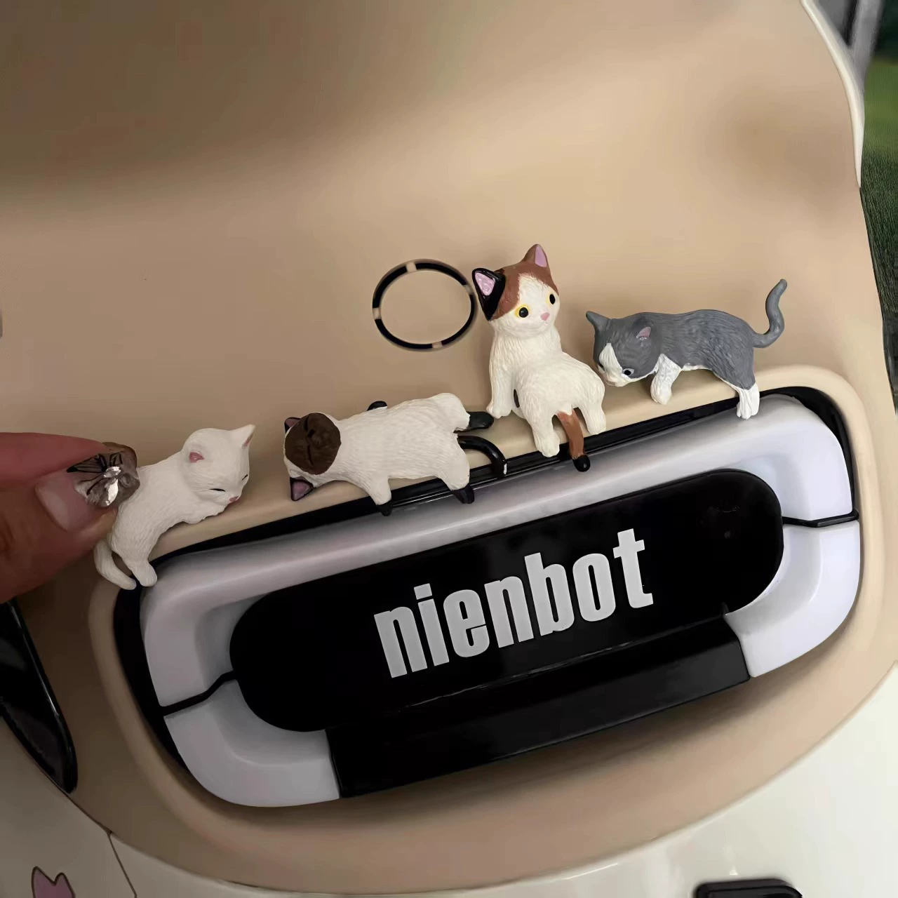 Милая кукла-котенок для снятия стресса, аксессуар для украшения электромобиля, аккумулятор № 9, украшение для автомобиля, подвеска на зеркало заднего вида