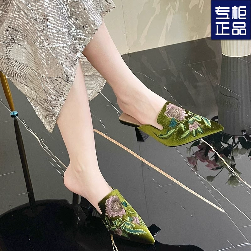 Элегантные полутапочки с цветочной вышивкой в ​​китайском стиле для женщин. Весна и лето 2025. Новые закрытые сандалии на толстом высоком каблуке в стиле ретро для уличной одежды.