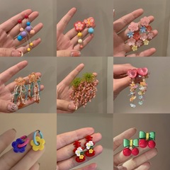 春に似合うドーパミンカラーの花のイヤリングは甘くて可愛いです。