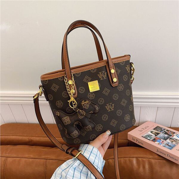 Classic retro sophisticated elegant one-shoulder bag