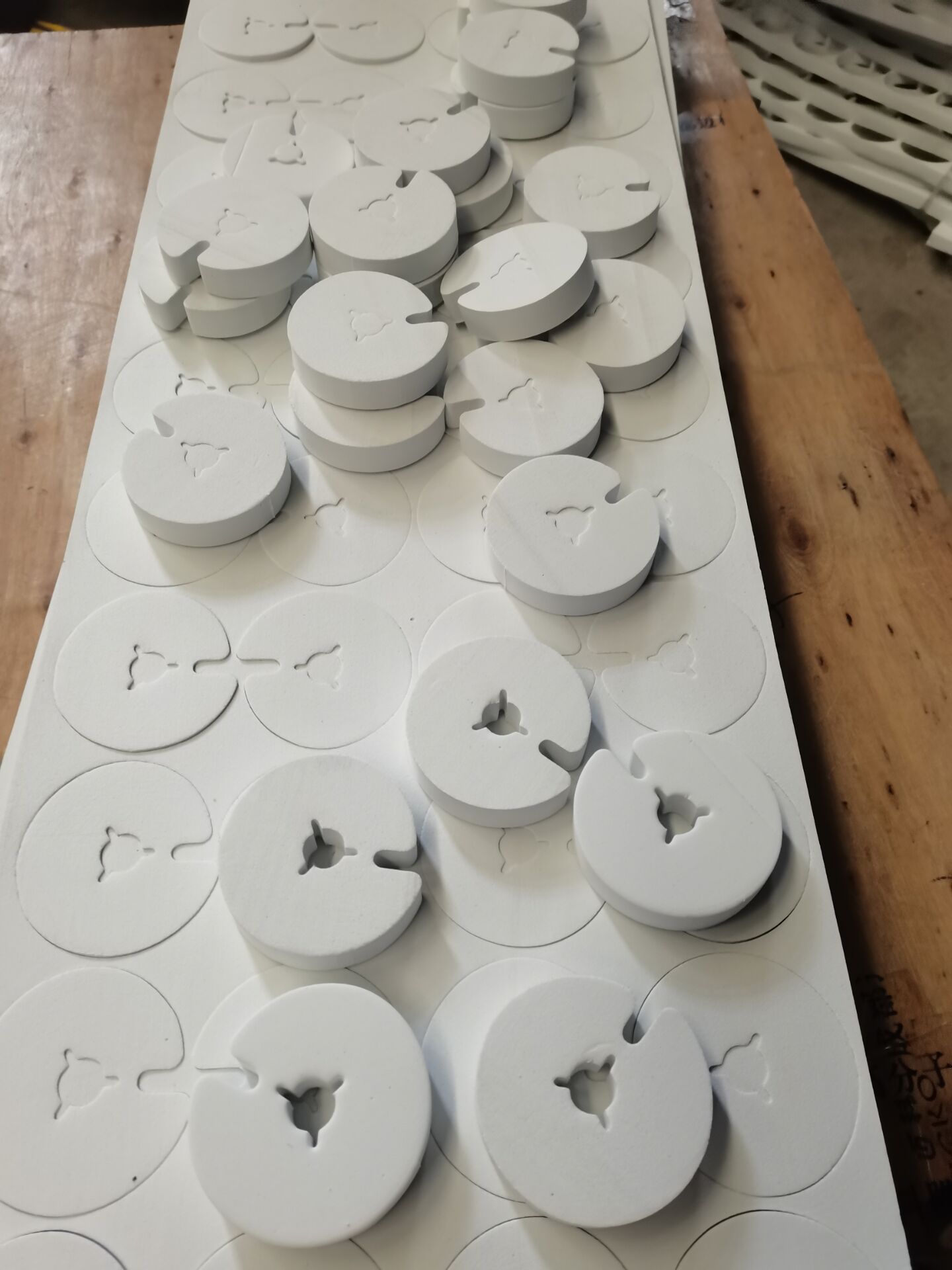 厂家供应白色硬泡沫EVA成型异形缓冲垫/电子厂密封缓冲垫