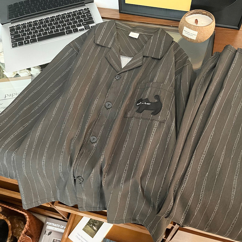 회색과 검은색 줄무늬 고양이 긴팔 바지