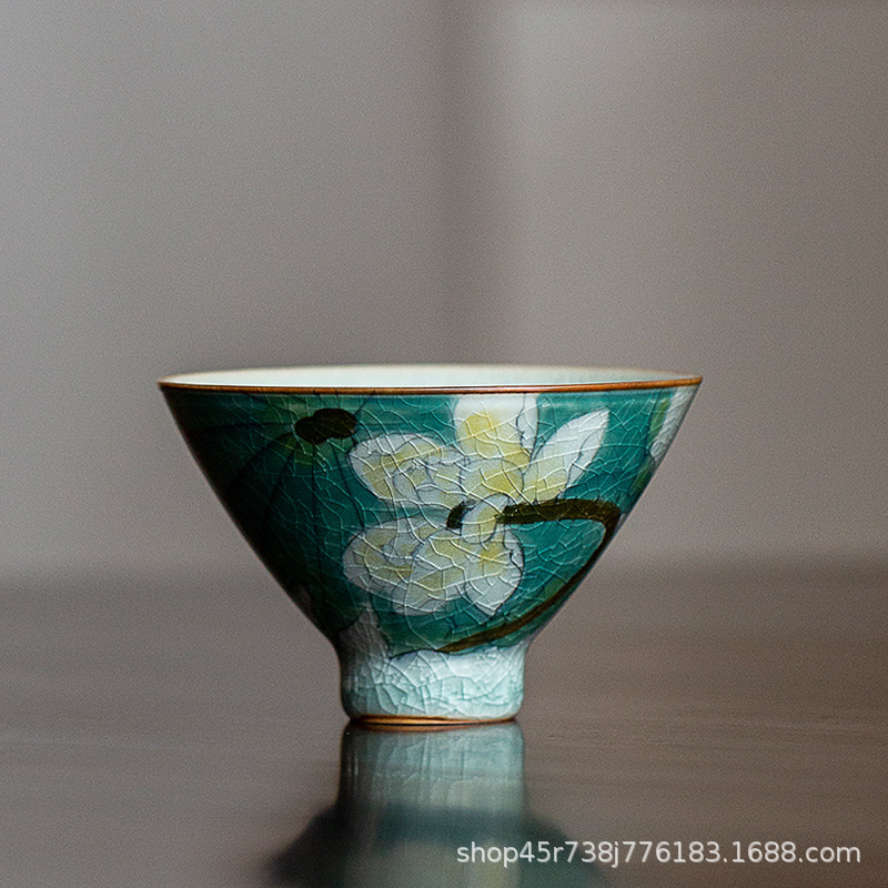 손으로 그린 얼음 금이 간 로터스 컵
