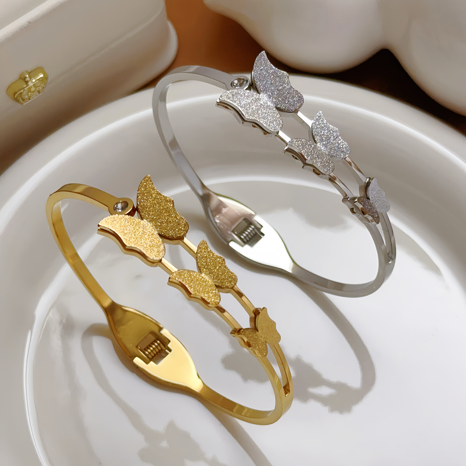Brazalete de acero de titanio de moda femenina, brazalete de mariposa abierta, pulsera de resorte esmerizada, joyas de estilo europeo y americano, sensación de alta calidad