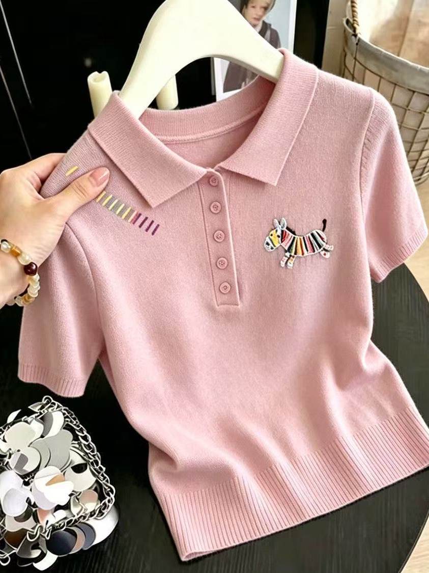 Áo thun polo nữ tay ngắn cổ bẻ thêu họa tiết, chất liệu len lụa mát lạnh, form ôm nhẹ — màu xanh nhạt