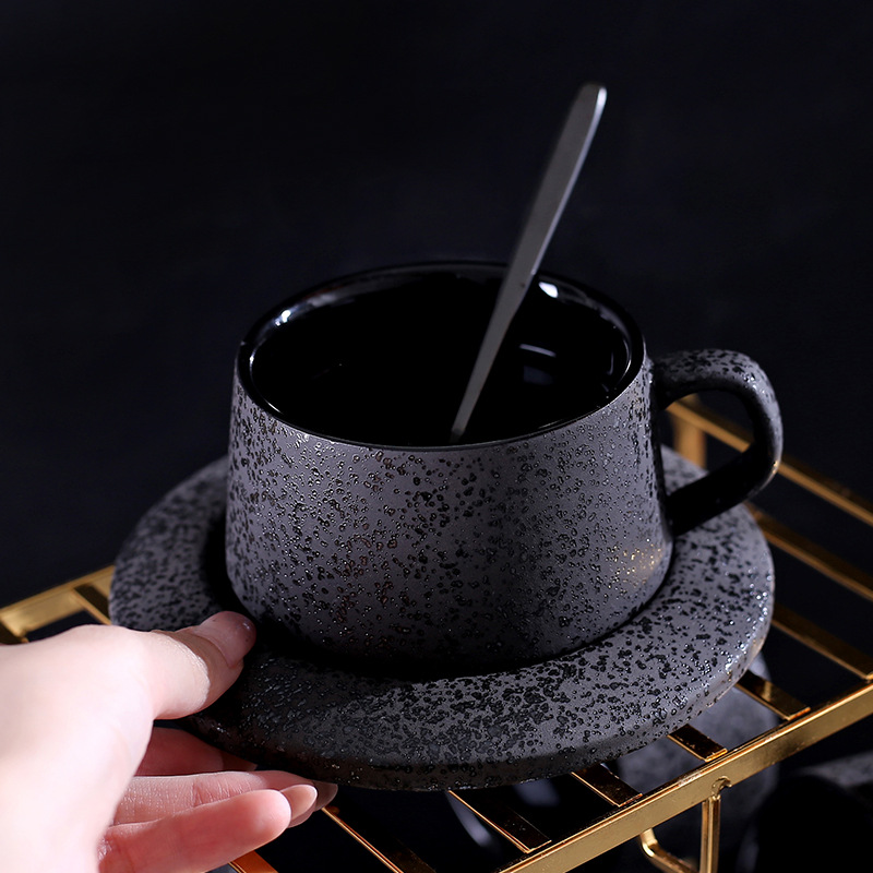 Juego de tazas de café esmerilado negro de alta calidad retro, tazas y platillos de cerámica exquisitos de nicho, tazas de té de la tarde, tazas de desayuno