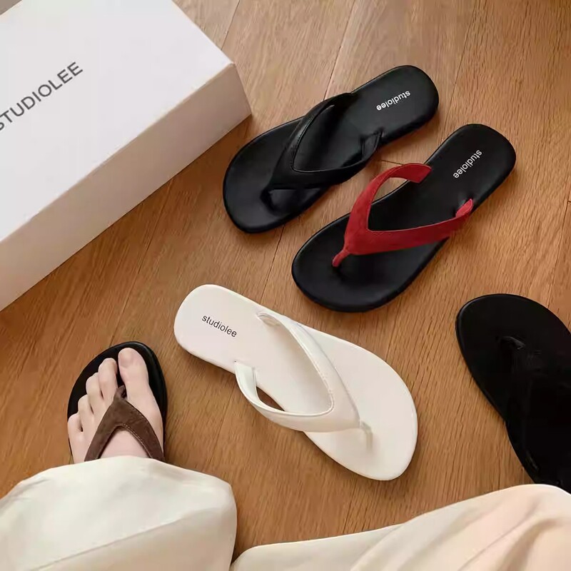 Spot New Minimalist Flip-Flops Beach Vacation Fashionable Contrasting Color Casual Versatile Flip-Flops for Women to Wear Outside Summer Spot New Minimalist Flip-Flops Beach Vacation Fashionable Contrasting Color Casual Versatile Flip-Flops for Women to Wear Outside Summer