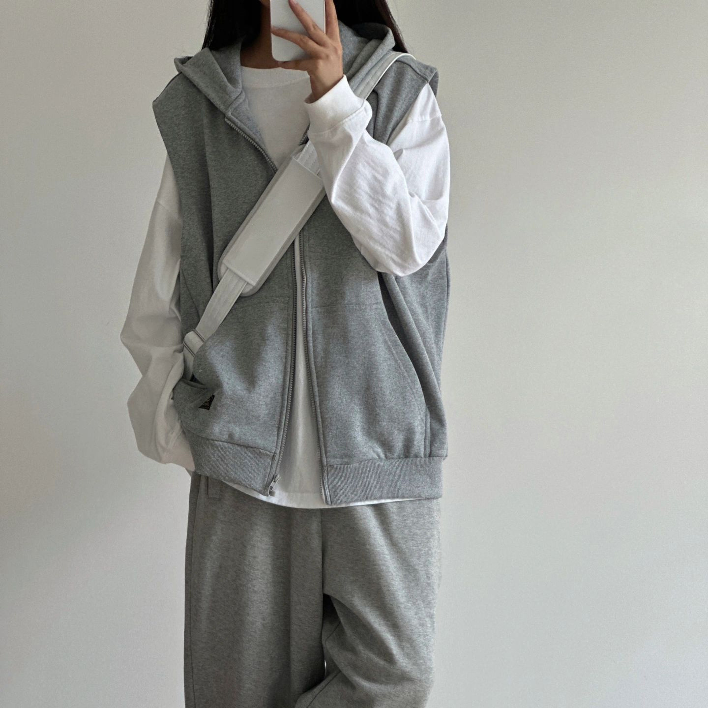 American retro gray sleeveless hooded zip-up vest, unisex, spring and autumn style, unique and relaxed outerwear.