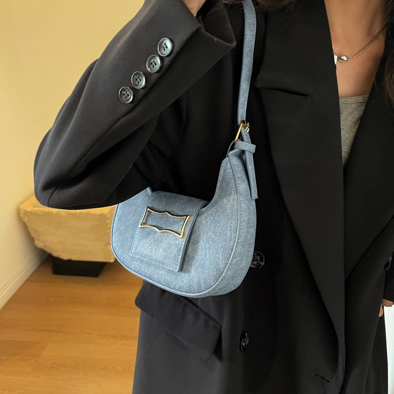 Temperamento simple y de moda 2024 color sólido primavera ocio popular de este año, estilo occidental, bolso portátil de un solo hombro y axila